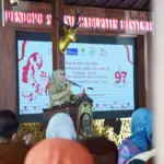 Wabup Banyumas Dwi Asih Lintarti saat pidato pada acara peringatan Hari Ibu ke-97 yang berlangsung di Pendopo Si Panji, Senin (22/12/25).