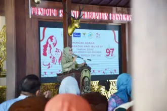 Wabup Banyumas Dwi Asih Lintarti saat pidato pada acara peringatan Hari Ibu ke-97 yang berlangsung di Pendopo Si Panji, Senin (22/12/25).