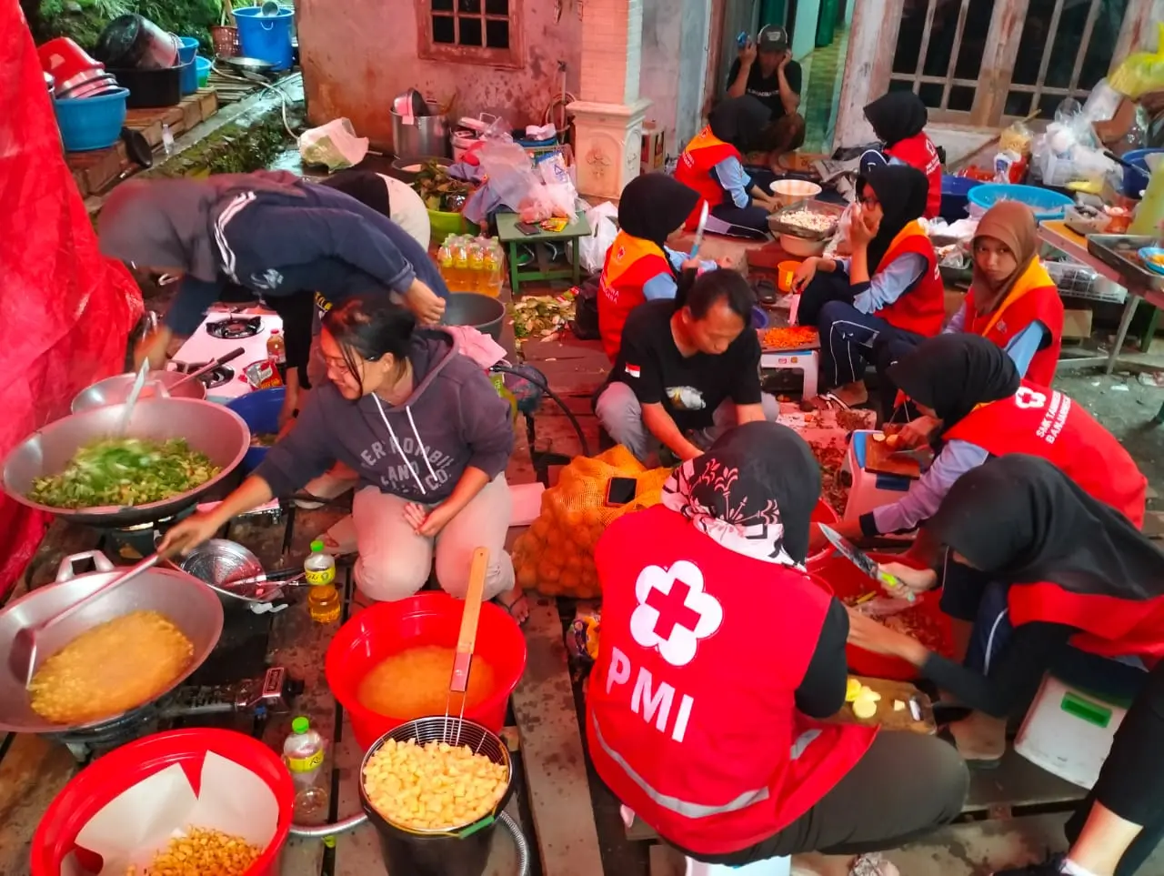 Layani Korban Longsor Pandanarum