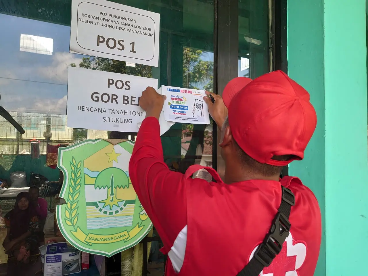 Bantuan korban longsor