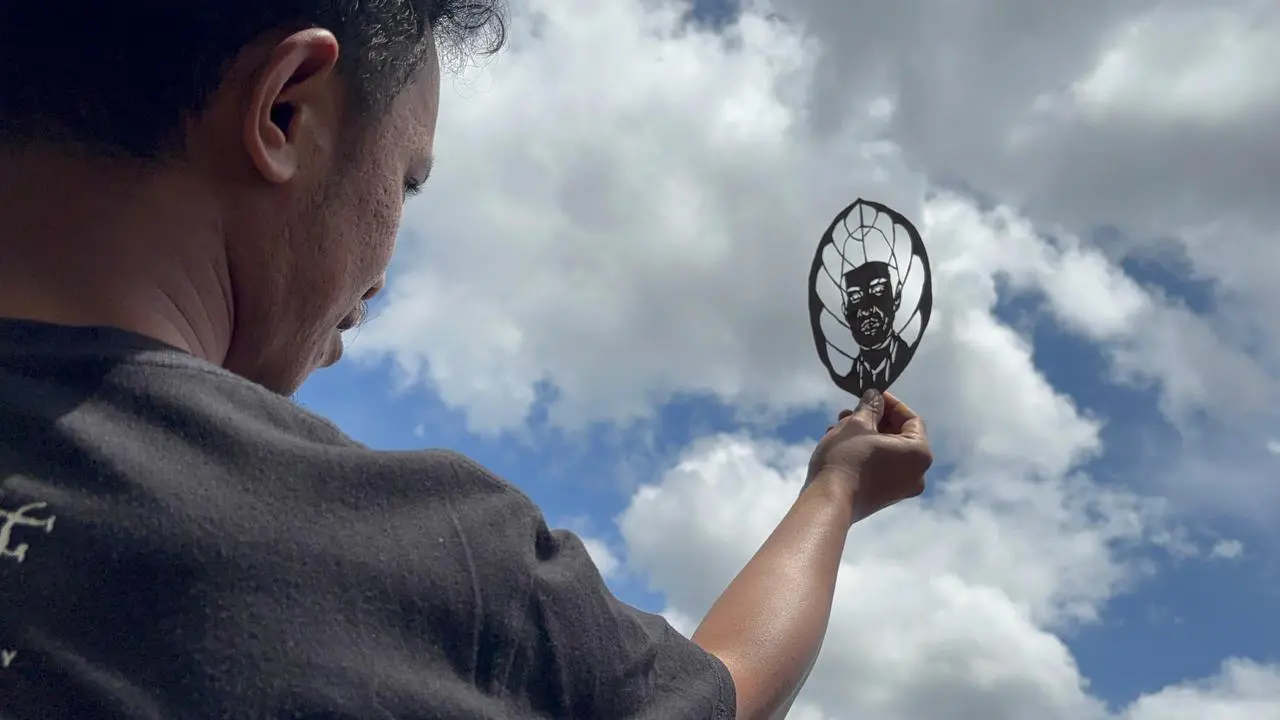 Karya seni dari daun nangka kering