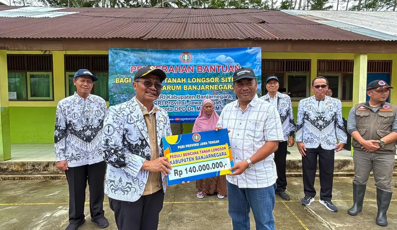 PGRI Saat Menyalurkan bantuan korban Longsor Pandanarum