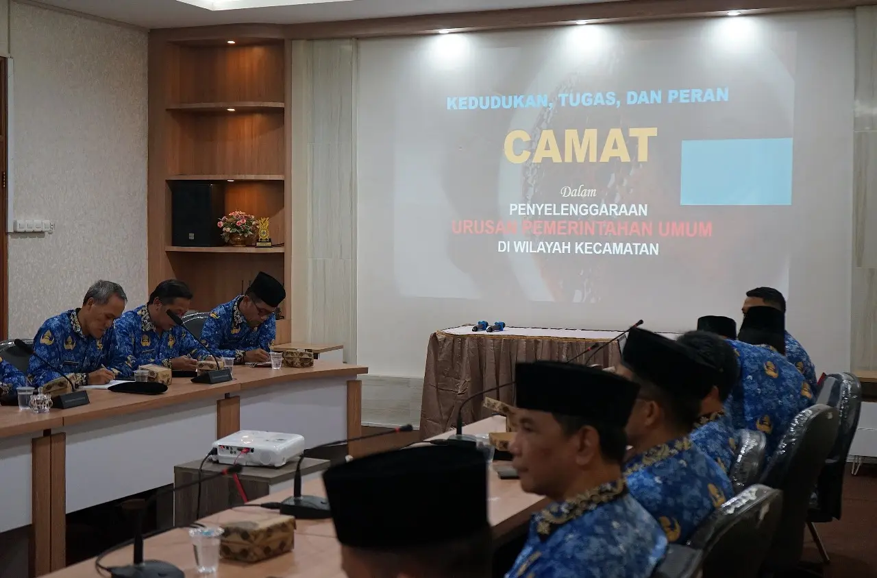 Bahan peran strategis camat