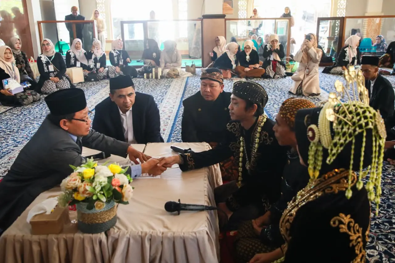 Gus Yasin jadi saksi nikah massal