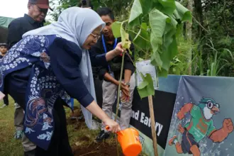 Tanam pohon di literasi konservasi