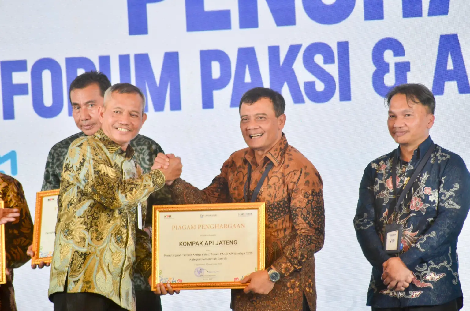 Gubernur Ahmad Luthfi Terima Penghargaan