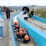 Sejumlah wisatawan di objekwisata Mina Padi Desa Panembangan Cilongok, sedang menikmati wahana tubing, Jumat (26/12/2025).