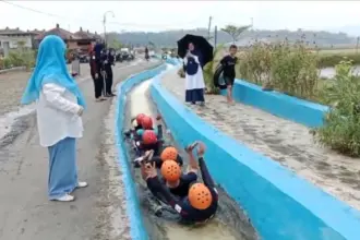 Sejumlah wisatawan di objekwisata Mina Padi Desa Panembangan Cilongok, sedang menikmati wahana tubing, Jumat (26/12/2025).