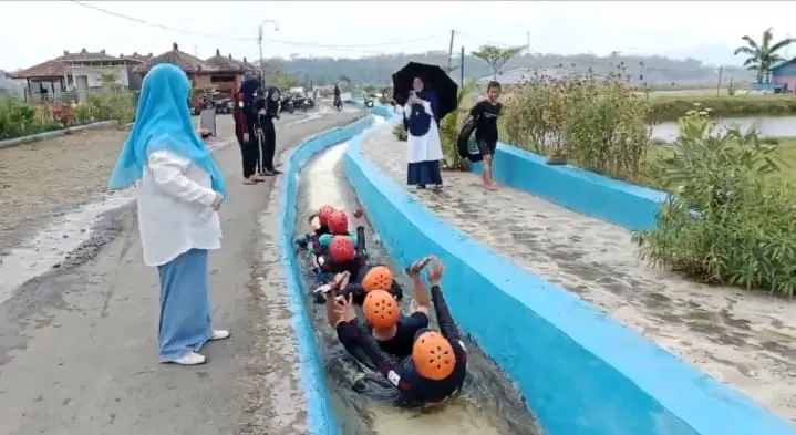 Sejumlah wisatawan di objekwisata Mina Padi Desa Panembangan Cilongok, sedang menikmati wahana tubing, Jumat (26/12/2025).