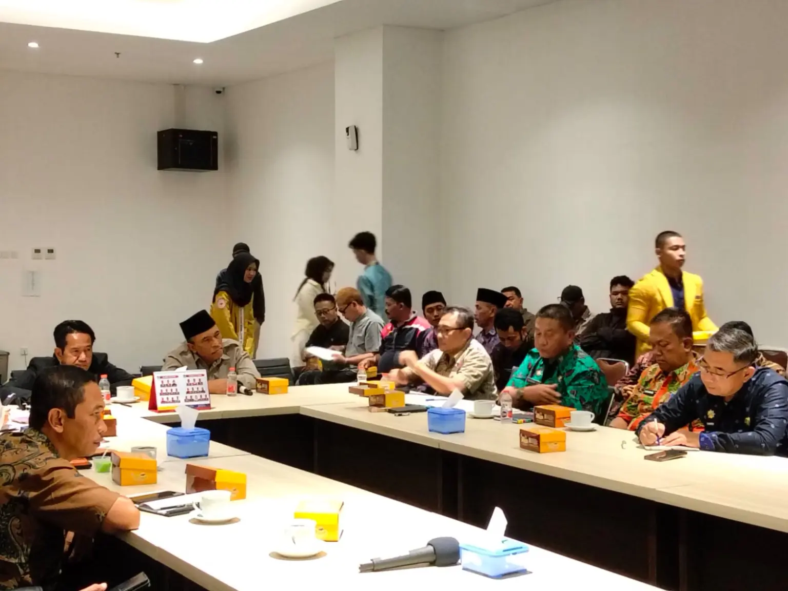 Suasana audiensi PPDI dengan DPRD Banyumas Komisi I, terkait penyelesaian persoalan Pemdes Klapagading Kulon, di Gedung DPRD Kabupaten Banyumas, Selasa (13/01/2026).