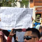 Ratusan wali murid dari SMP Pemda 2 Kesugihan Cilacap geruduk kantor Dinas Pendidikan dan Kebudayaan Cilacap. (Faiz Ardani).