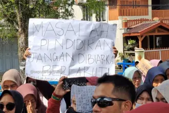 Ratusan wali murid dari SMP Pemda 2 Kesugihan Cilacap geruduk kantor Dinas Pendidikan dan Kebudayaan Cilacap. (Faiz Ardani).