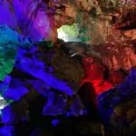 Keindahan Goa Lawa (Golaga) Purbalingga dengan ornamen batu alami disertai lampu warna-warni. (Foto: Dok. Seputar Banyumas)