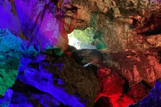 Keindahan Goa Lawa (Golaga) Purbalingga dengan ornamen batu alami disertai lampu warna-warni. (Foto: Dok. Seputar Banyumas)