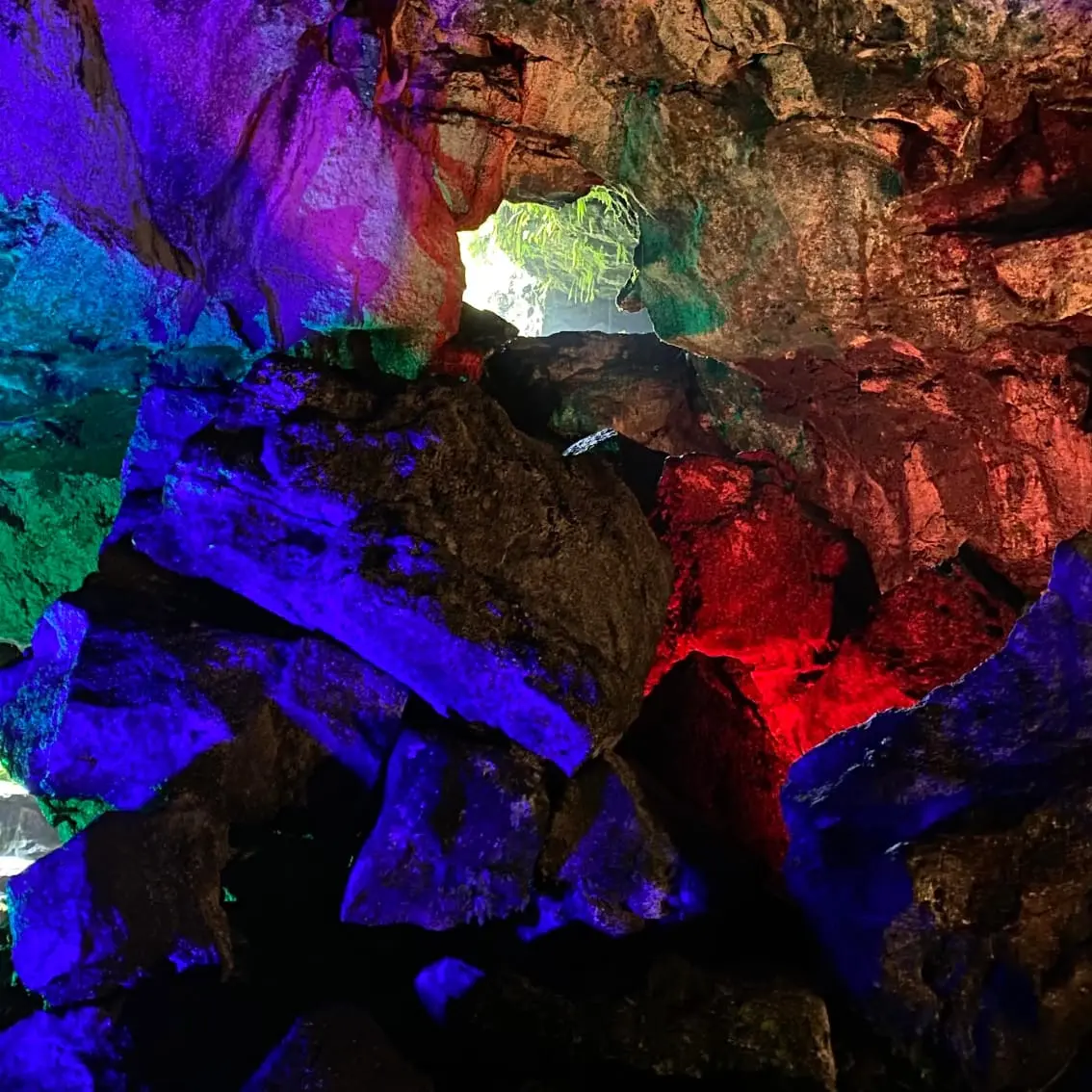 Keindahan Goa Lawa (Golaga) Purbalingga dengan ornamen batu alami disertai lampu warna-warni. (Foto: Dok. Seputar Banyumas)