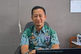 Kepala Bagian Pengadaan Barang dan Jasa Setda Cilacap, Hari Winarno memberikan keterangan terkait percepatan tender. (Faiz Ardani).