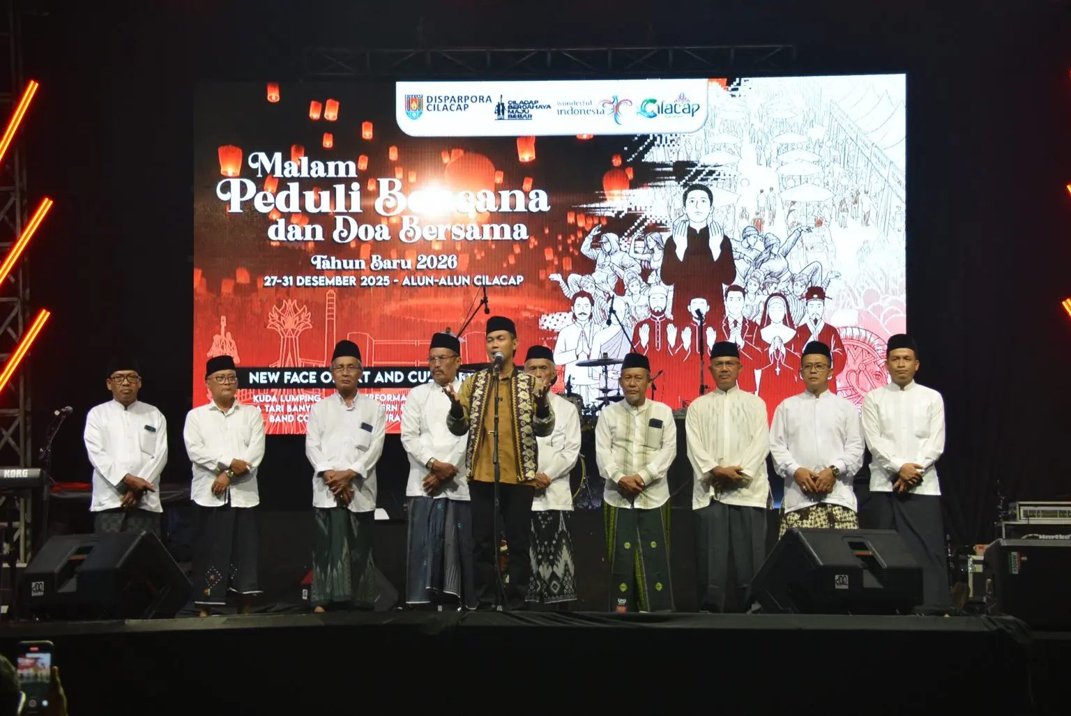 Suasana malam pergantian tahun di Alun-alun Cilacap, Rabu (31/12/2025) malam, diisi dengan doa bersama dan penggalangan dana korban bencana. (Foto: Dinkominfo Cilacap)