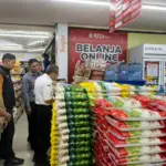 DPKUKM bersama Satgas Pangan dan Perum Bulog Cabang Banyumas menyisir Pasar Sidodadi, Pasar Gede, hingga Rita Supermarket pada Rabu (31/12/2025). (Foto: Dinkominfo Cilacap)