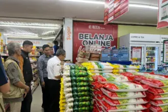 DPKUKM bersama Satgas Pangan dan Perum Bulog Cabang Banyumas menyisir Pasar Sidodadi, Pasar Gede, hingga Rita Supermarket pada Rabu (31/12/2025). (Foto: Dinkominfo Cilacap)
