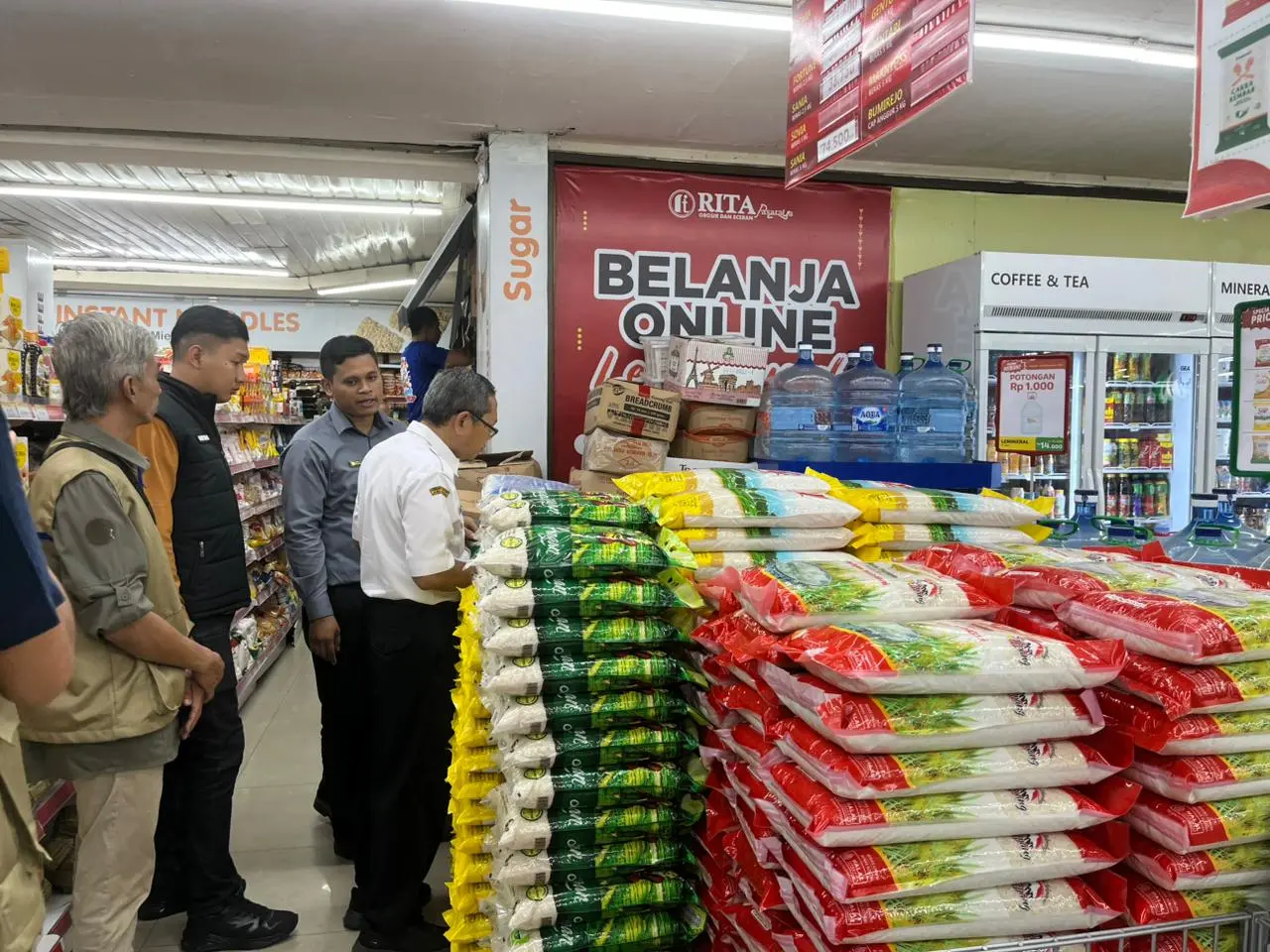 DPKUKM bersama Satgas Pangan dan Perum Bulog Cabang Banyumas menyisir Pasar Sidodadi, Pasar Gede, hingga Rita Supermarket pada Rabu (31/12/2025). (Foto: Dinkominfo Cilacap)