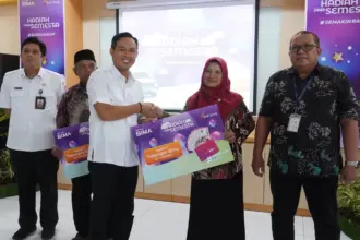 Bank Jateng resmi menyerahkan hadiah Undian Tabungan Bima Periode I Tahun 2025, Rabu (31/12/2025). (Foto: Dinkominfo Cilacap)