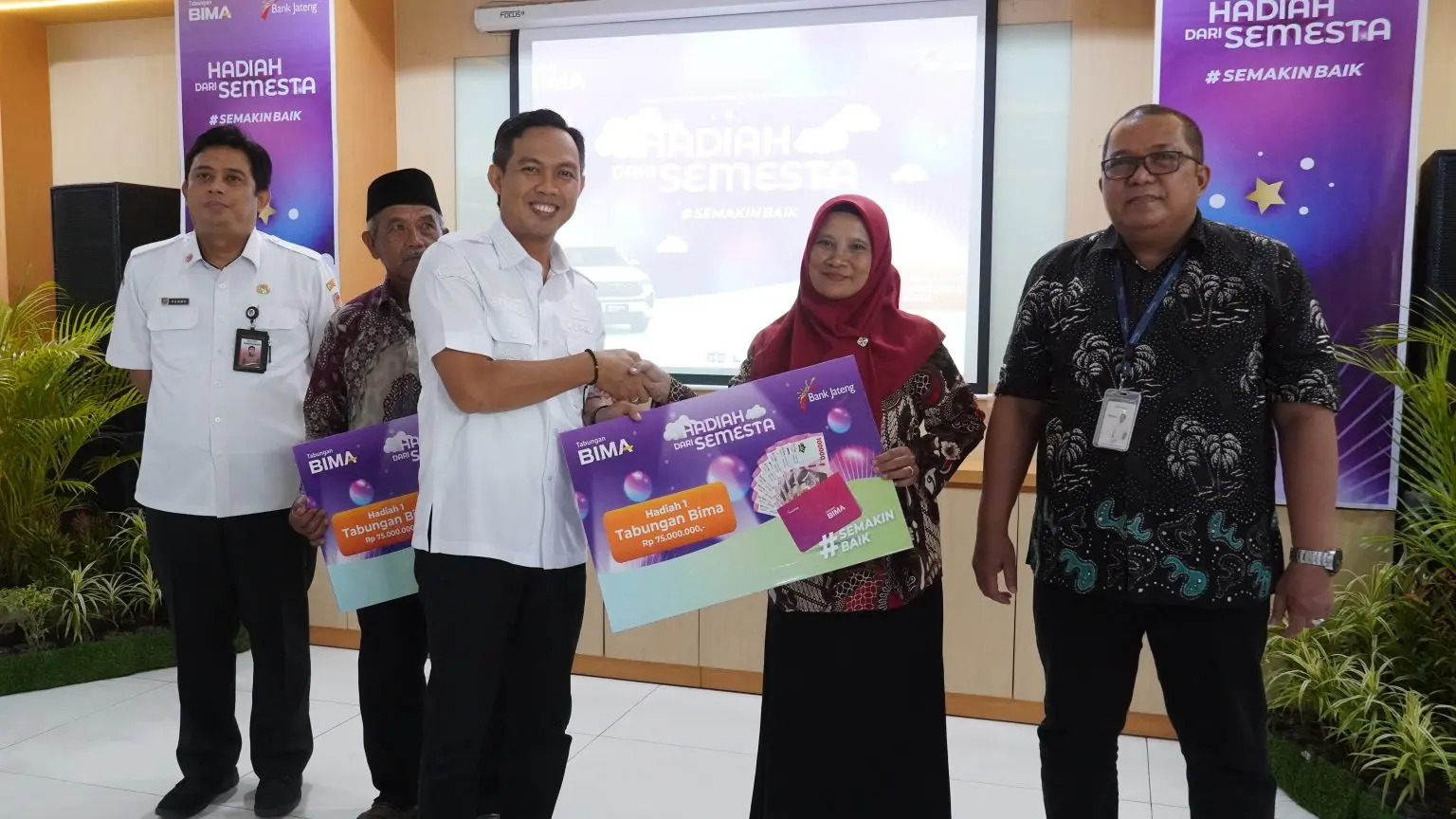 Bank Jateng resmi menyerahkan hadiah Undian Tabungan Bima Periode I Tahun 2025, Rabu (31/12/2025). (Foto: Dinkominfo Cilacap)