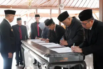 Sejumlah pejabat mengikuti pelantikan Pejabat Pimpinan Tinggi Pratama dan Pejabat Administrasi oleh Bupati Banyumas, Sadewo Tri Lastiono, di Pendopo Si Panji Purwokerto, pada Kamis (01/01/2026).