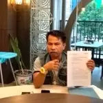 Penasehat terdakwa kasus tambang emas di Banyumas, Djoko Susanto SH menunjukan surat untuk pengajuan abolisi ke Presiden, saat ditemui di Purwokerto, Kamis (01/12/2025).