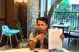 Penasehat terdakwa kasus tambang emas di Banyumas, Djoko Susanto SH menunjukan surat untuk pengajuan abolisi ke Presiden, saat ditemui di Purwokerto, Kamis (01/12/2025).