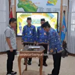 Bupati Cilacap Syamsul Auliya Rachman melantik Imam Jauhari jadi Kepala Bappeda Cilacap. (Faiz Ardani).