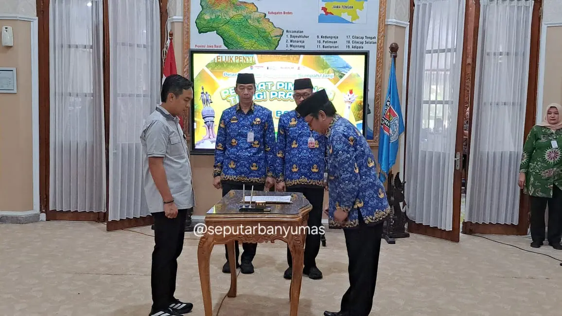 Bupati Cilacap Syamsul Auliya Rachman melantik Imam Jauhari jadi Kepala Bappeda Cilacap. (Faiz Ardani).