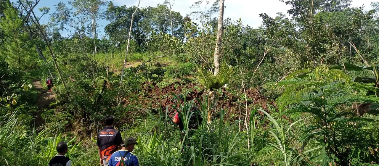 Sejumlah relawan melakukan pengecekan di lahan yang rusak akibat tanah gerak di Dusun Bandingan Kalibombong Banjarnegara, Jumat (2/1/2026). (Foto: Heri C)