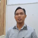Bupati Cilacap Syamsul Auliya Rachman saat memberikan keterangan terkait lelang proyek infrastruktur di Cilacap. (Faiz Ardani).