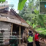 Petugas saat meninjau dan mendata rumah warga Dayeuhluhur yang roboh diterjang hujan deras dan angin kencang. (BPBD Cilacap).