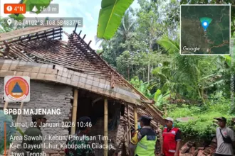 Petugas saat meninjau dan mendata rumah warga Dayeuhluhur yang roboh diterjang hujan deras dan angin kencang. (BPBD Cilacap).