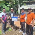 BPBD Cilacap saat menyalurkan bantuan bahan bangunan rumah kepada warga Patimuan yang terdampak angin kencang. (BPBD Cilacap).
