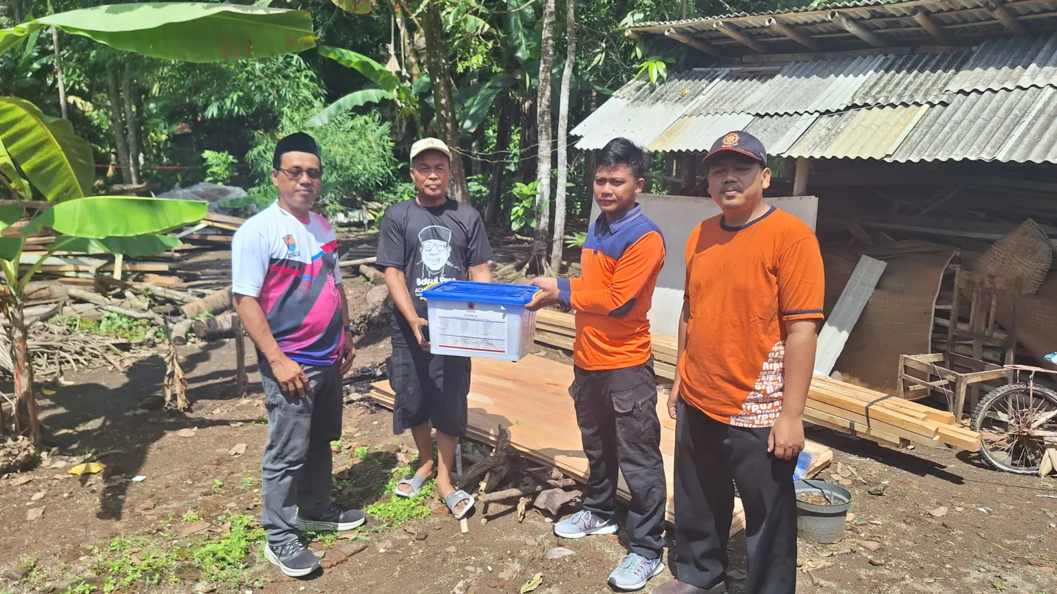 BPBD Cilacap saat menyalurkan bantuan bahan bangunan rumah kepada warga Patimuan yang terdampak angin kencang. (BPBD Cilacap).