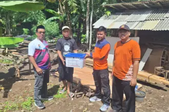 BPBD Cilacap saat menyalurkan bantuan bahan bangunan rumah kepada warga Patimuan yang terdampak angin kencang. (BPBD Cilacap).