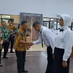 Sekda Cilacap Sadmoko Danardono membuka Pelatihan Dasar CPNS Cilacap Formasi 2024 di Gedung Diklat Praja ditandai dengan penyematan tanda peserta. (Faiz Ardani).