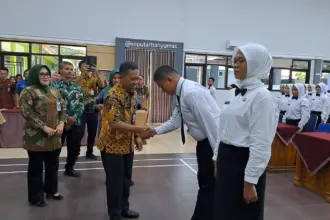 Sekda Cilacap Sadmoko Danardono membuka Pelatihan Dasar CPNS Cilacap Formasi 2024 di Gedung Diklat Praja ditandai dengan penyematan tanda peserta. (Faiz Ardani).