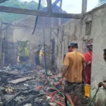 Petugas Damkar dan warga saat pemadaman kebakaran rumah di Gandrungmangu Cilacap. (Damkar Cilacap).