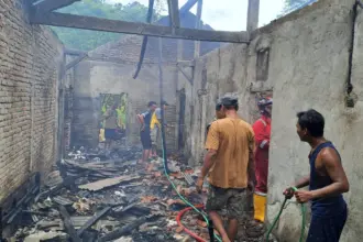 Petugas Damkar dan warga saat pemadaman kebakaran rumah di Gandrungmangu Cilacap. (Damkar Cilacap).