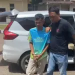 Petugas Polsek Wanareja Polresta Cilacap mengamankan tersangka residivis penadah motor. (Humas Polresta Cilacap).