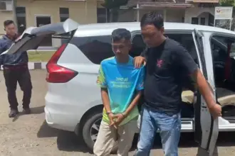 Petugas Polsek Wanareja Polresta Cilacap mengamankan tersangka residivis penadah motor. (Humas Polresta Cilacap).