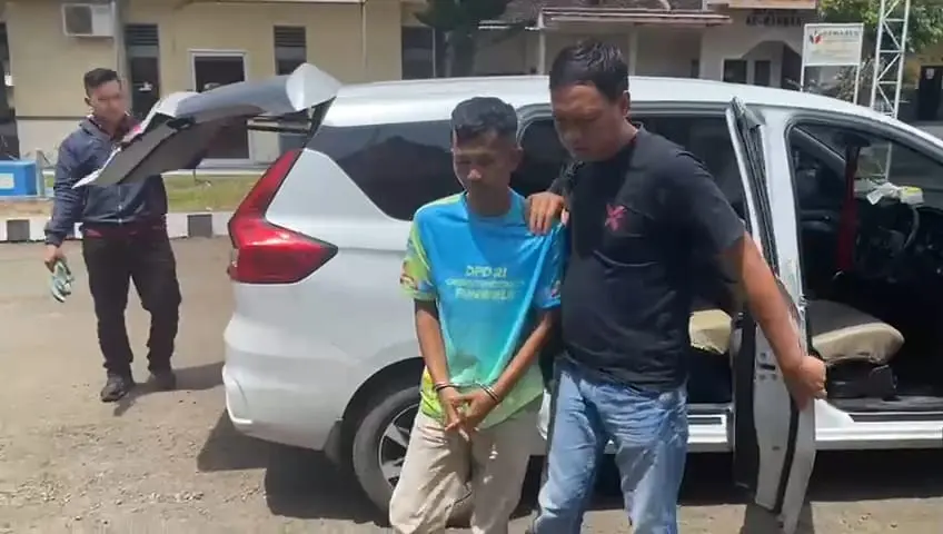 Petugas Polsek Wanareja Polresta Cilacap mengamankan tersangka residivis penadah motor. (Humas Polresta Cilacap).