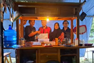 PLN Indonesia Power UBP Jateng 2 Adipala serahkan bantuan usaha angkringan kepada Karang Taruna Putra Mandala Giri Desa Bunton. (Faiz Ardani).