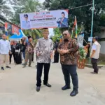 Anggota DPR RI Yanuar Arif Wibowo meresmikam jalan penguhubung antardesa Karangtawang dan Karangpakis berkat program PISEW. (Faiz Ardani).