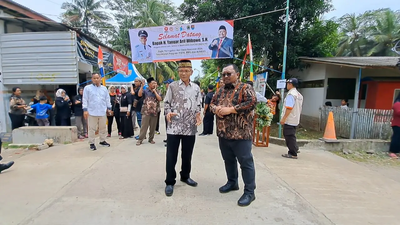 Anggota DPR RI Yanuar Arif Wibowo meresmikam jalan penguhubung antardesa Karangtawang dan Karangpakis berkat program PISEW. (Faiz Ardani).