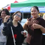 Warga saat mencicipi es krim mocaf karya warga binaan Lapas Nirbaya Nusakambangan. (Lapas Nirbaya).