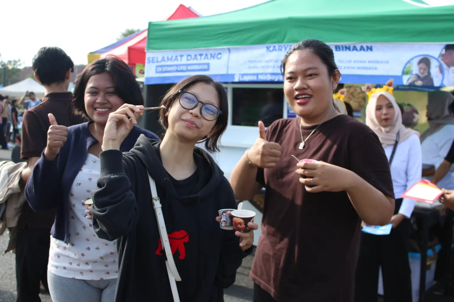 Warga saat mencicipi es krim mocaf karya warga binaan Lapas Nirbaya Nusakambangan. (Lapas Nirbaya).